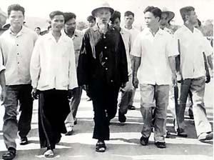 Bác Hồ thăm trường Thanh niên Lao động xã hội chủ nghĩa Hòa Bình ngày 17/8/1962.